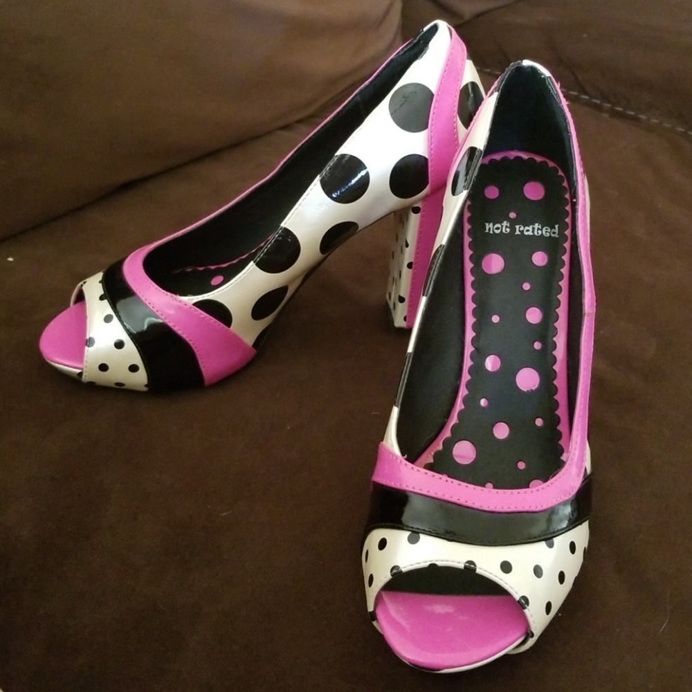 Super cute peep toe heels great for night out!